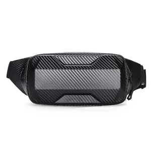 Marsupio rigido con trama in fibra di carbonio e tracolla regolabile dal design sportivo nero