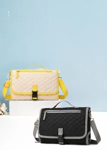 Tragbare Wickelunterlage im Messenger-Taschen-Stil mit Schultergurt und Steppmuster-Finish