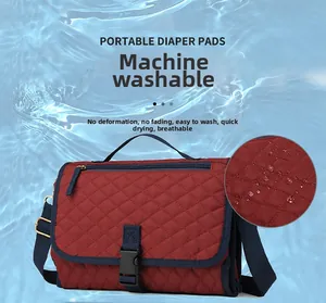 Tragbare Wickelunterlage mit wasserfestem Stoffdetail und Makro-Wassertropfeneffekt
