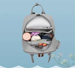Bovenaanzicht van de grijze luiertas met vakken voor een laptop en babyflessen binnen