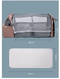 Détail du sac à langer déplié en lit de voyage avec côtés en filet et une moustiquaire intégrée