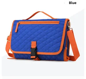Details der tragbaren Wickelunterlage mit blau-orange gestepptem wasserfestem Stoff
