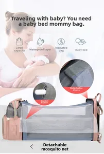 Detalle de bolsa de pañales plegable con cuna, mosquitera y tejido rosa moderno