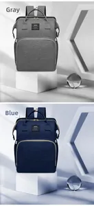 Vista detallada de las mochilas para pañales grises y azules de gran capacidad