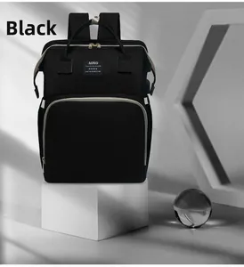 Detalle de la mochila pañalera negra de gran capacidad con cremalleras reforzadas en pedestal