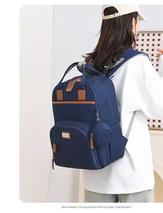 Detail van marineblauwe waterdichte stof en bruine leren rits op de multifunctionele tas