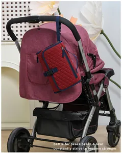 Detalle del cambiador acolchado rojo colgado en el cochecito con bolsillo con cremallera