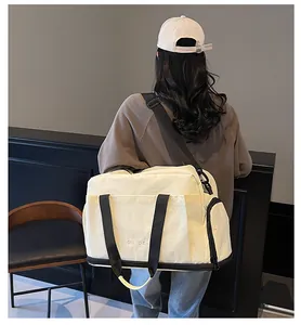 Mannequin portant un sac de fitness crème imperméable avec bandoulières noires et spacieux