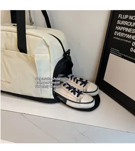 Vue détaillée du sac de sport beige avec compartiment à chaussures pour le voyage