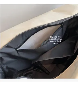 Vue détaillée du compartiment humide-sec avec doublure imperméable pour sac de sport
