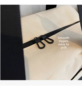 Gros plan sur la double fermeture éclair noire fluide et le tissu texturé du sac de sport