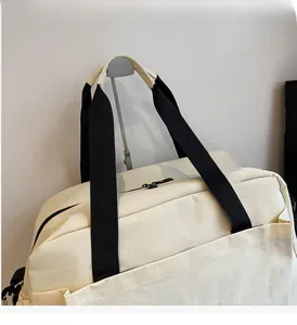 Détail du sac de sport haute capacité avec poignées noires robustes et tissu imperméable durable