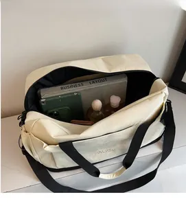 Vue détaillée de l'intérieur spacieux du sac de voyage beige avec divers objets