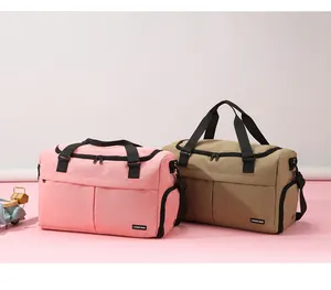 Dettaglio di borse da viaggio multifunzionali in rosa e kaki con cinghie resistenti