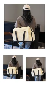 Vue détaillée du sac de fitness en toile crème avec compartiment à chaussures séparé