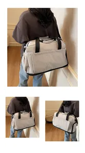 Détail du grand sac de sport gris en tissu imperméable avec bandoulière ajustable