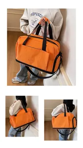 Détail du sac de fitness orange imperméable avec compartiment à chaussures et sangle