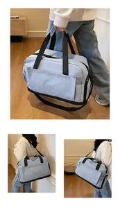 Détail du sac de sport bleu clair avec logo et bandoulières noires réglables