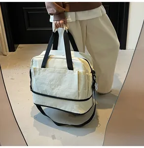 Détail du grand sac de fitness avec compartiment à chaussures séparé et tissu imperméable