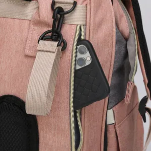 Dettaglio della tasca laterale con zip sulla borsa fasciatoio rosa arancio