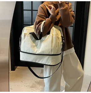 Vue détaillée d'un sac de sport crème avec compartiment à chaussures indépendant