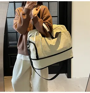 Sac de sport spacieux avec texte embossé et bandoulière noire réglable en gros plan