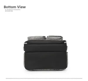 Vista del fondo della borsa fasciatoio con tessuto resistente grigio e nero e dettagli