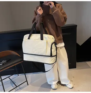 Détail d'un grand sac de sport en toile blanche avec compartiment à chaussures et bandoulière