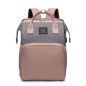 Grand sac à dos à langer gris et rose avec port USB et deux poignées de transport