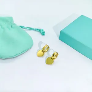 Boucles d'oreilles cœur dorées avec détails à pampilles et écrin bleu luxe
