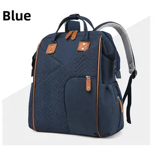 Dettaglio dello zaino fasciatoio trapuntato blu con accenti in pelle marrone e tessuto
