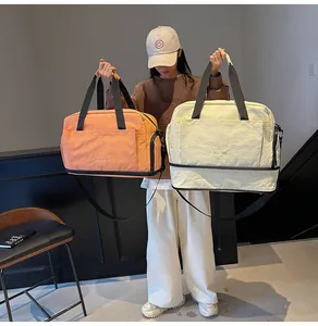 Détails du grand sac de fitness avec texture en nylon et bretelles réglables amovibles