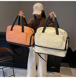 Détail du grand sac de voyage avec compartiment à chaussures séparé et matériau imperméable