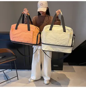 Détail du sac de sport étanche avec grande capacité, deux couleurs et compartiment à chaussures