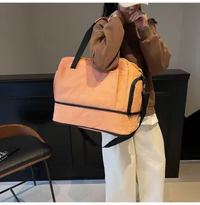 Gros plan du sac de sport pêche avec compartiment à chaussures et grande capacité
