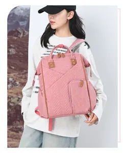 Zaino fasciatoio rosa multifunzionale con dettagli in pelle indossato da un modello
