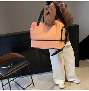 Détail du sac de sport orange avec compartiment à chaussures séparé et tissu étanche