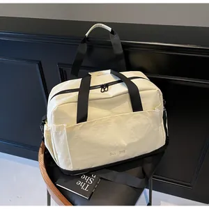 Détail du sac de fitness de grande capacité avec compartiment à chaussures et poignées