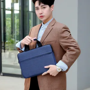 Dunkelblaue Laptoptasche mit Frontreißverschluss und schwarzen Griffen für den Business-Alltag