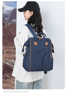 Zaino fasciatoio blu navy di grande capacità con trapuntatura a V e tiretti in pelle