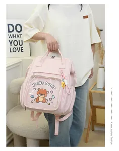 Dettaglio zaino neonato rosa con finestra trasparente stampa orso e ciondolo stella