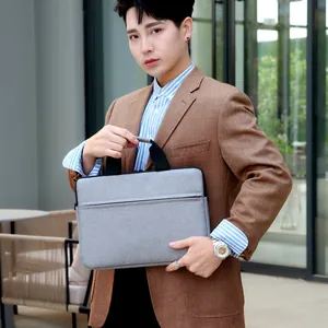 Schlanke graue Business-Laptoptasche mit Schultergurt für den täglichen Büroalltag