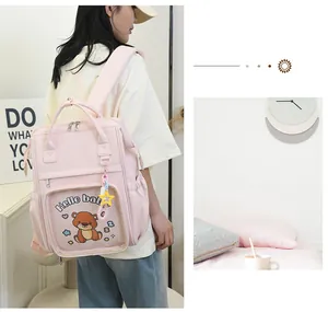 Dettaglio della borsa fasciatoio rosa con finestra in PVC e stampa di orsetto a cartone