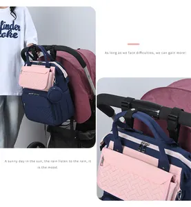 Dettaglio borsa fasciatoio blu e rosa con ganci per passeggino e tasche rimovibili