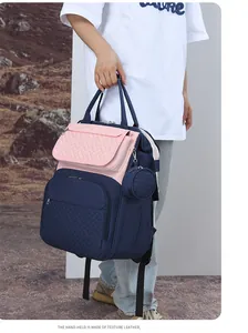 Dettaglio dello zaino mamma trapuntato rosa e blu con manico in pelle e piccola tasca