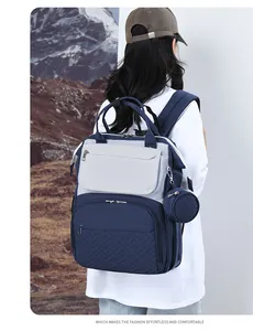 Dettaglio dello zaino fasciatoio grande blu e grigio con tasche multiple indossato