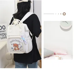 Dettaglio dello zaino con orsetto, tasca trasparente e scritta decorativa Hello Baby