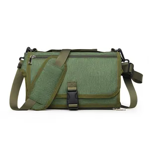 Sac à langer portable vert armée avec bandoulière rembourrée réglable et boucle