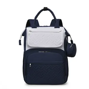 Zaino fasciatoio capiente blu navy e bianco trapuntato con charm portamonete abbinato