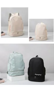 Dettaglio di grandi zaini beige, blu e neri con scomparti per scarpe separati per i viaggi